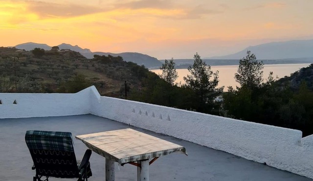 Όμορφη κατοικία με θέα Σαρωνικό.