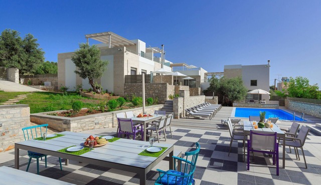 1 Bedroom maisonette house 2km from beach & sea with shared pool sleeps 4 guests