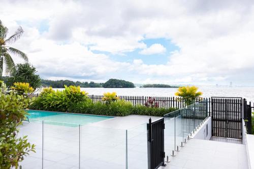 106 - Suva City Views Oceanfront Backyard