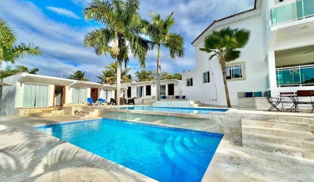 12 bedroom Villa with Heated Jacuzzi ideal for family gateway party or birthday