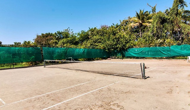 12BD guest-friendly complex, pool, tennis/basket/soccer, near beach/shops/bars
