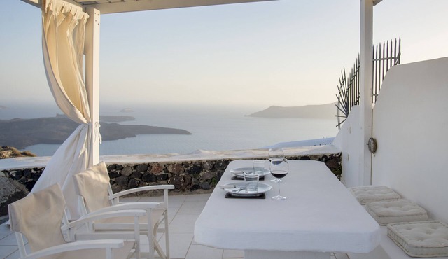 2 Bedroom Elegant Villa at Imerovigli With Amazing sea views and hot tub