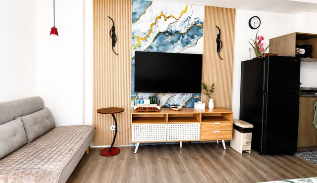 2 Minutes from Mactan Airport | Free Pool, Gym, Wi-Fi, Netflix & Balcony View