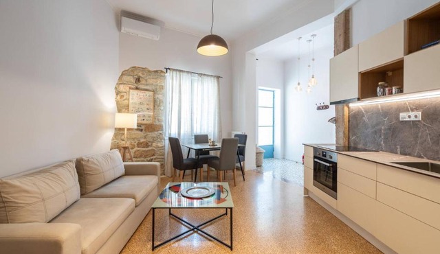 2BR Apt 20 Mins From Acropolis with Washer & Dryer