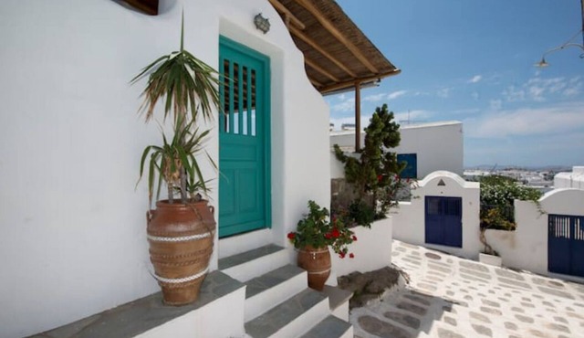 3-bedroom house in beautiful Mikonos town with large veranda
