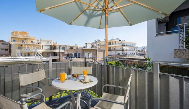 34m² studio — 90m from the beach in Chania —Self Check‑in, balcony, Fast WiFi