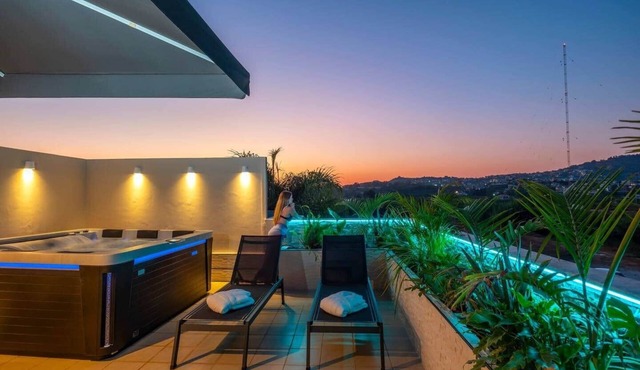 3bd Maisonette with rooftop jacuzzi and views