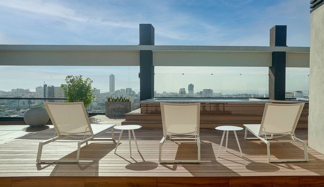 3BR Elegant Spot @DowntownSD +Family+Pool