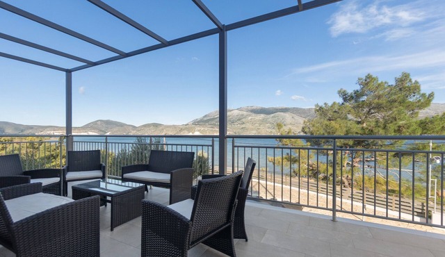4-Bedroom Apartment with Sea View, Wi-Fi and Air Conditioning
