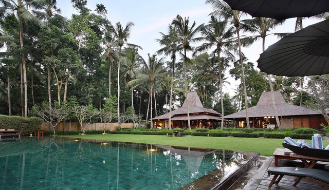 4 bedrooms with tennis grass court, ubud