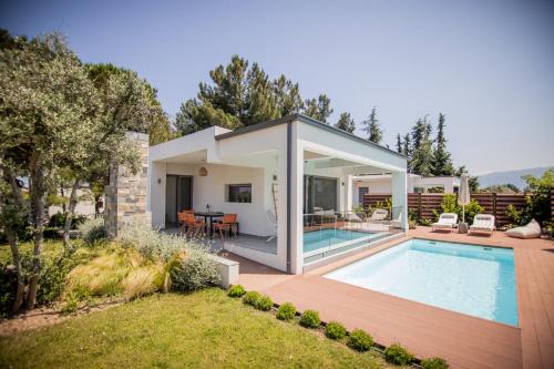 4 Roses Pool Villas