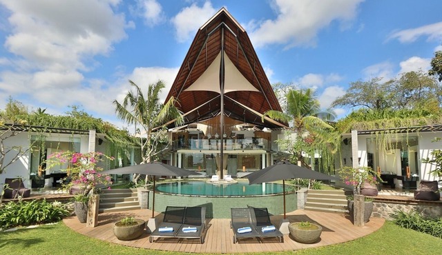 4BR Luxury Canggu Villa Rice View!
