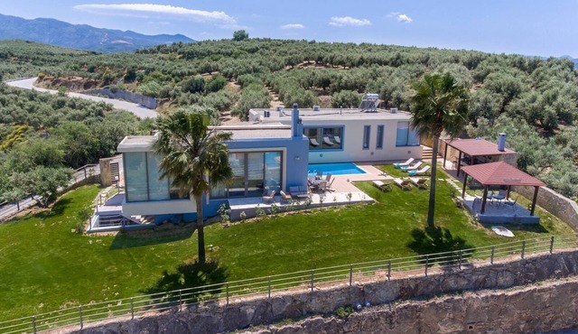 5-bedroom Modern Interior Villa of 300 sq m with private (heated) pool