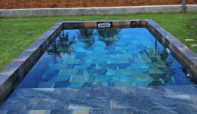 5 minutes from the dock and shops. Nice renovated house for families in Moorea