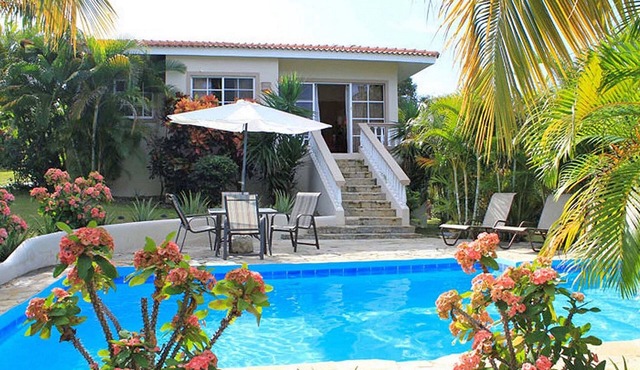 7BD Visitor-friendly complex, 3 pools, sport courts, steps from beach/shops!
