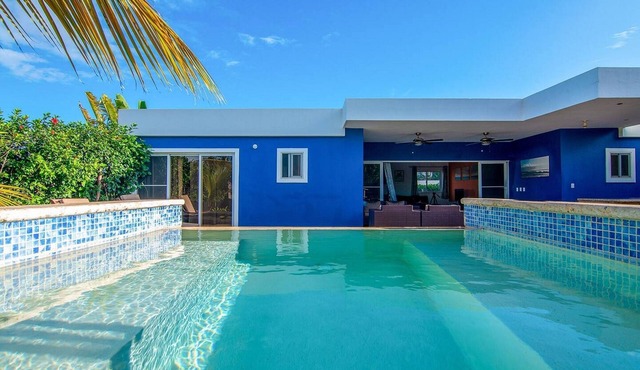 8BD/8BTH Caribbean guest-friendly complex with 3 pools. Free van to beach&bars!