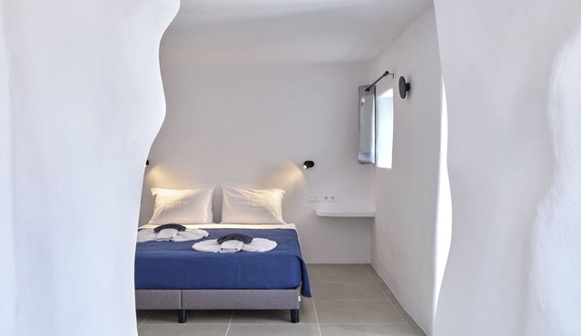 A small apartment,with equipped kitchen,newly built in the heart of Lefkes Paros