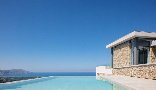 Accessible Private 4BR Villa, BBQ & Heated Pool & Sea View