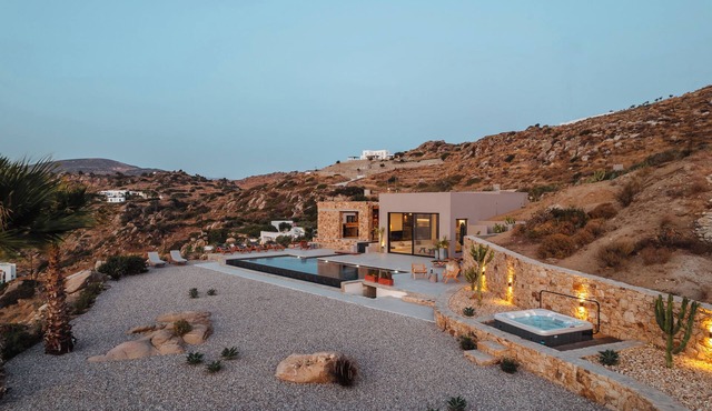 Aegean Escape: Designer Villa with Pool and Jacuzzi near Plaka Beach. Incredible sea and mountain views!