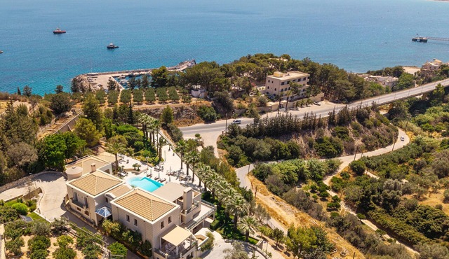 Aeonia Grand Villa, with Pool & Walk to the Beach