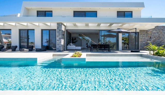 Aethra Grand- Luxury 5-Bed Villa, 850m from Beach