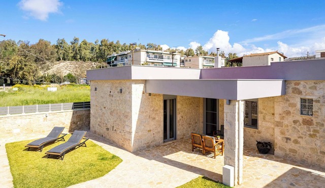 AG Stone Home - Idyllic Beachside Villa in Isthmia