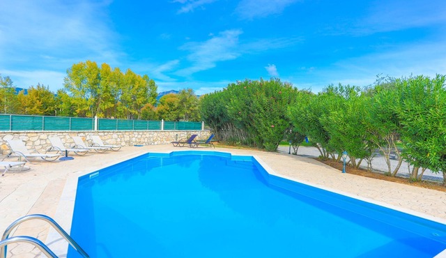 Alex Villa Ena: Large villa, sleeps 8 jacuzzi, sauna, huge pool