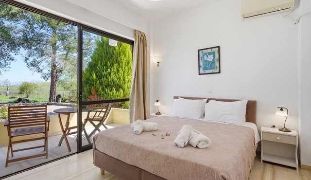 Alexandra Apartment 1 Holiday Home with Balcony & Wi-Fi