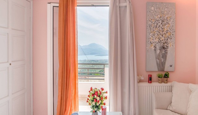 Aliki's Maison Flat - Three Bedroom Apartment, Sleeps 6