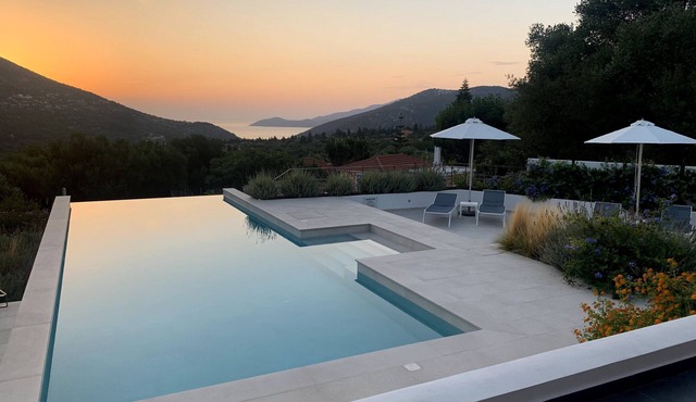 Amazing sea views, Privacy, Luxurious Infinity Pool, Flexible Check-in/Check-out