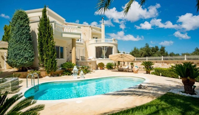 Amazing Villa Kokalis Resort 2 very close to tennis, golf and water parks.