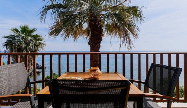 Amfitriti Seafront Apartment 5 by RentalsPro