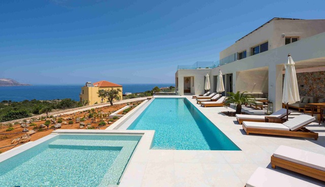 An Elegant villa in Kokkino Horio