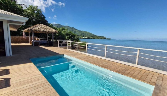 An unusual haven of peace overlooking the turquoise lagoon of Haapiti in Moorea