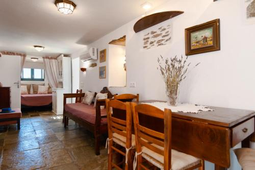 ANCIENT MEROPIA - ARTEMIS, Traditional House- Family, Apollonia
