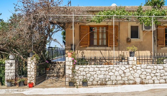Apartment 'Vangelis Studio 2' with Mountain View, Terrace & Wi-Fi