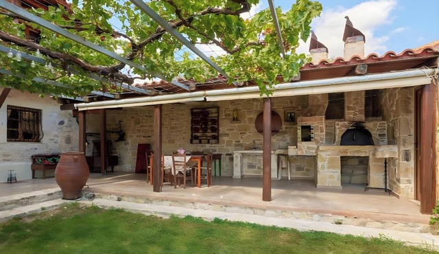 Apartment 'Villa Vergina' with Mountain View, Wi-Fi and Air Conditioning