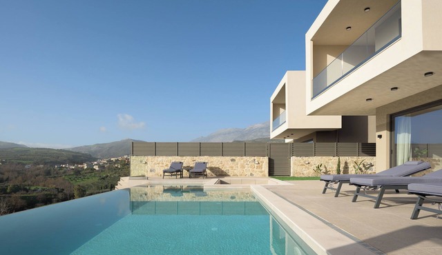 Apolonia Villa, with Pool, Jacuzzi & Heritage