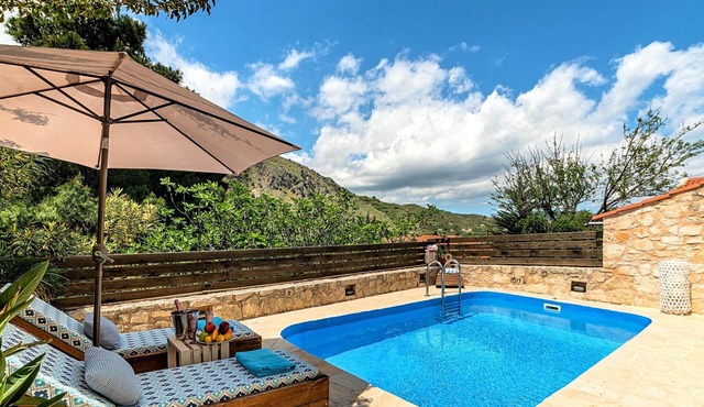 Apple Green Villa Privater Pool by Interhome