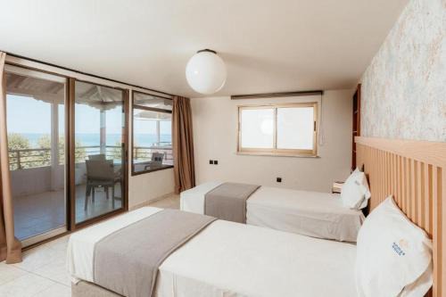 Aqua Beachfront Elegant Hotel