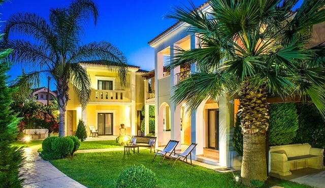 Astarte Villas - Coco Palm Deluxe 3 Bedroom Suite
