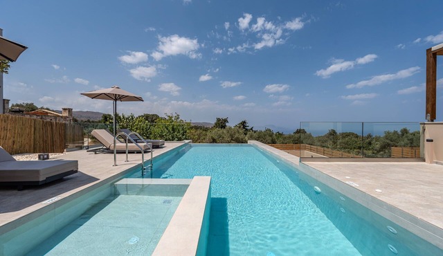 Athos Rural villa, private pool,a short walk to taverns