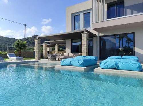 Atriora Luxury Villa - Private Pool & 150m to sea!