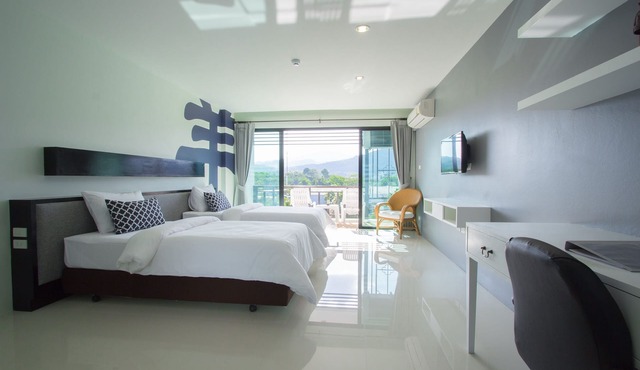B Deluxe Studio pool & kitchen