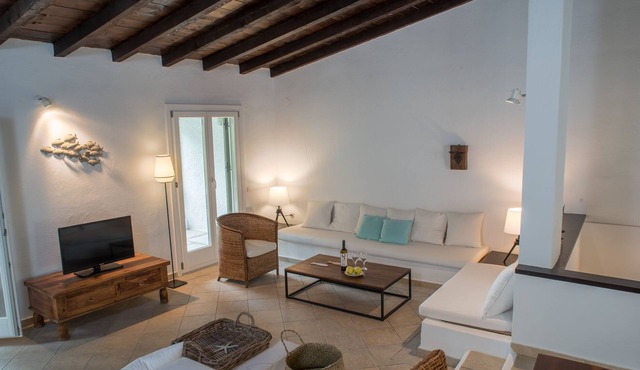Beachfront 3-bedroom Villa at Vromolimnos Beach