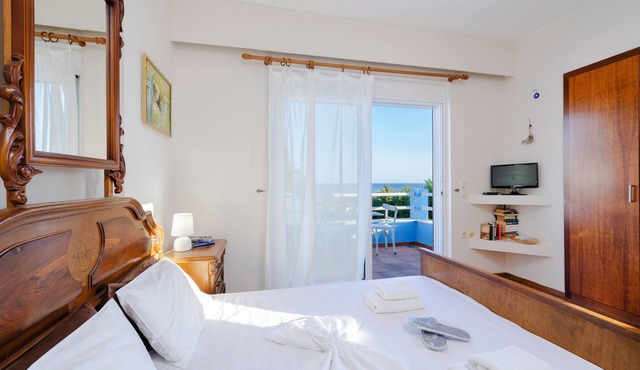 Beachfront studio Socrates