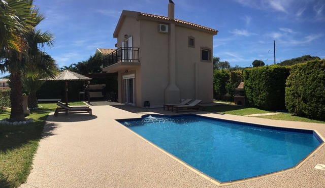 Beachfront Villa, Private Pool & Sea Views perfect for couples & families