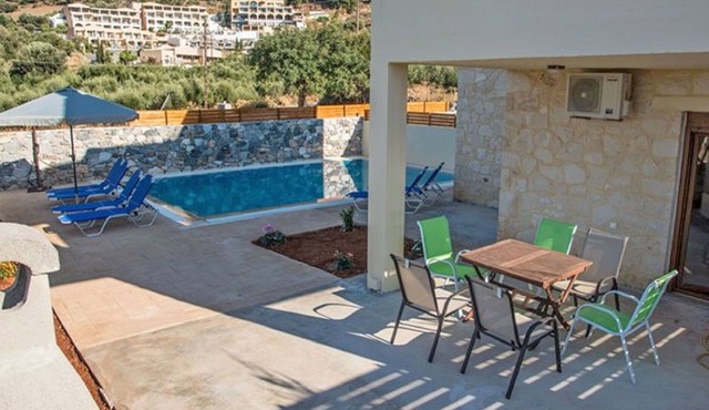 Beautiful private villa with private pool, A/C, WIFI, TV, patio, panoramic view and parking
