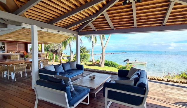 Beautiful seaside wooden villa in Moorea. 3 bedrooms, 2 bathrooms. Sleeps 6