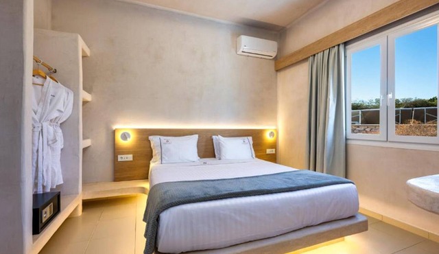BH586 - C - Suite Santorini